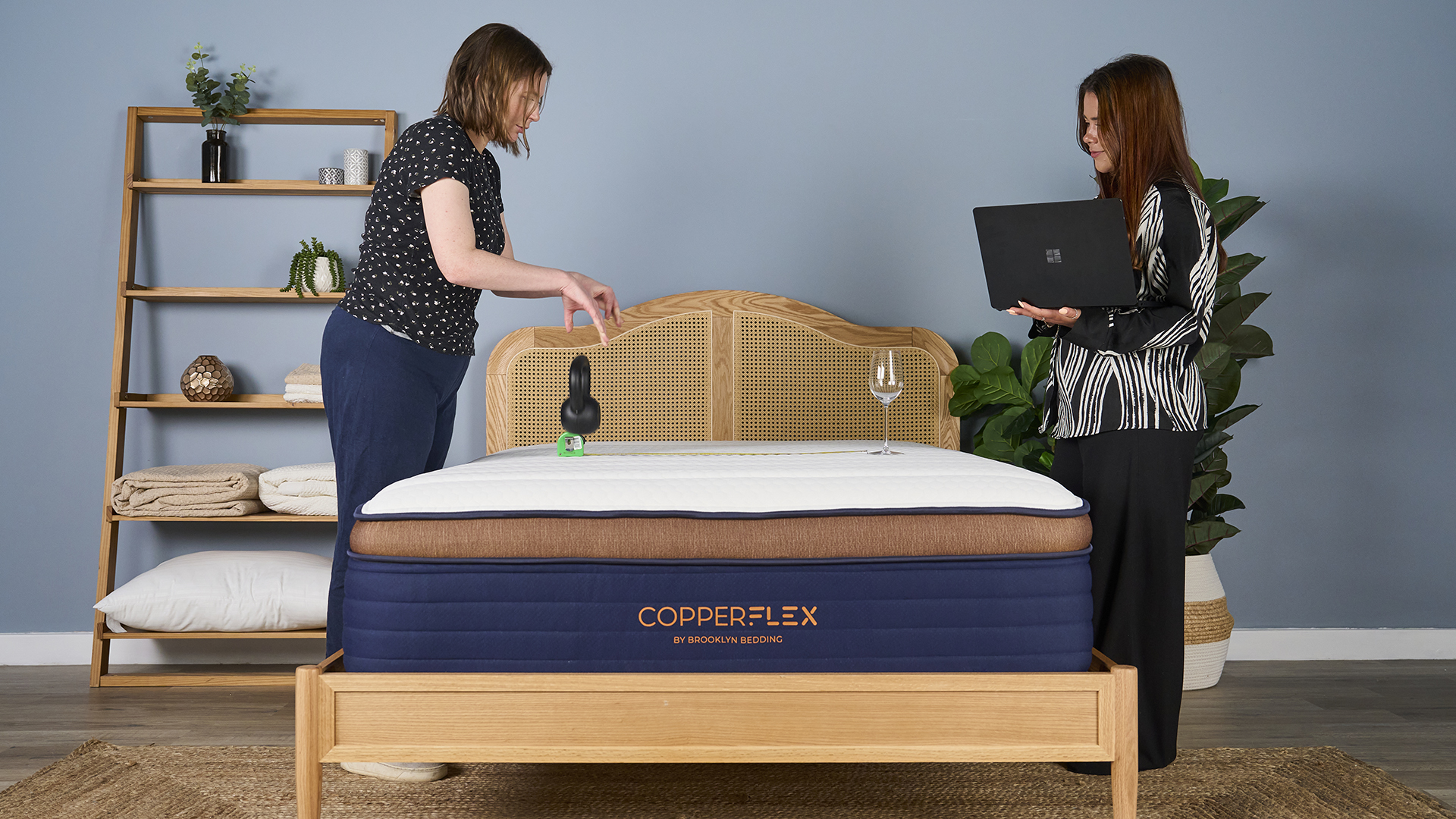 Ένα γυαλί κρασιού εξισορρόπηση στο στρώμα Copperflex του Μπρούκλιν, καθώς ένα kettlebell πέφτει δίπλα του, δοκιμάζοντας την απομόνωση κίνησης
