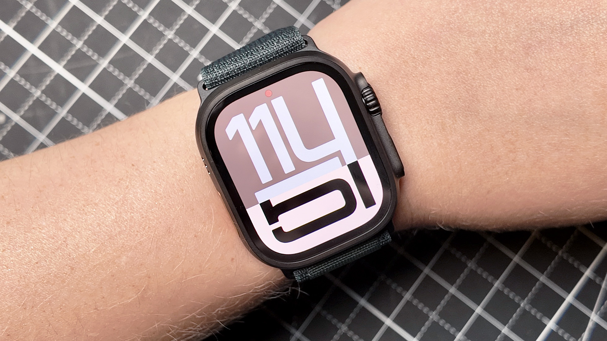 Το κοντινό πλάνο του Apple Watch Ultra 2 στο Jet Black στον καρπό ενός χρήστη