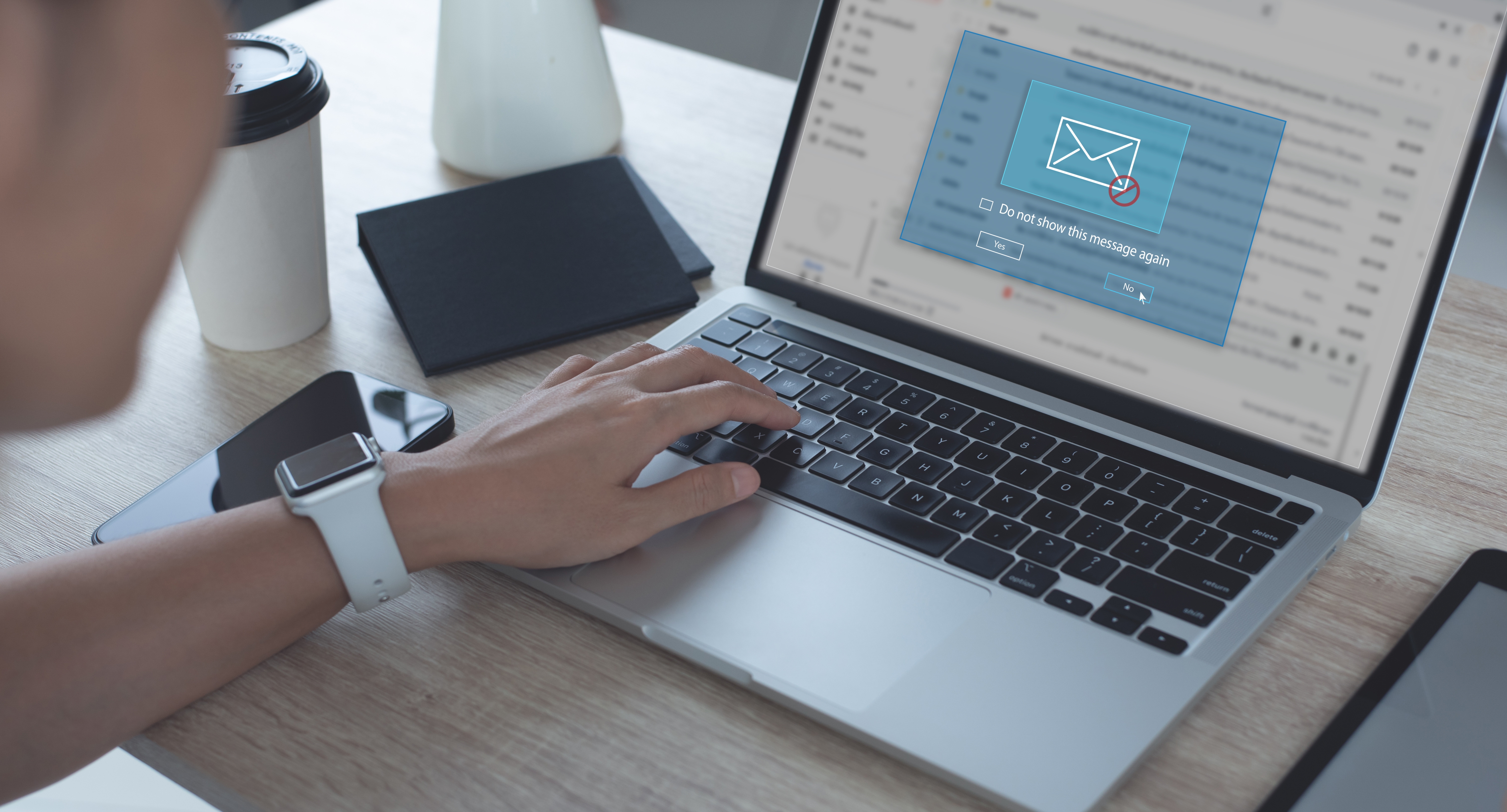 κάποιος που προσπαθεί να ανοίξει ένα email spam