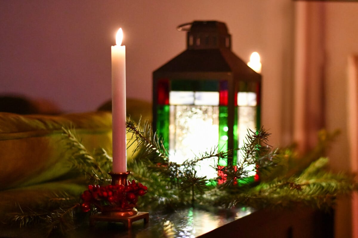 Evergreens γύρω από ένα χριστουγεννιάτικο φανάρι
