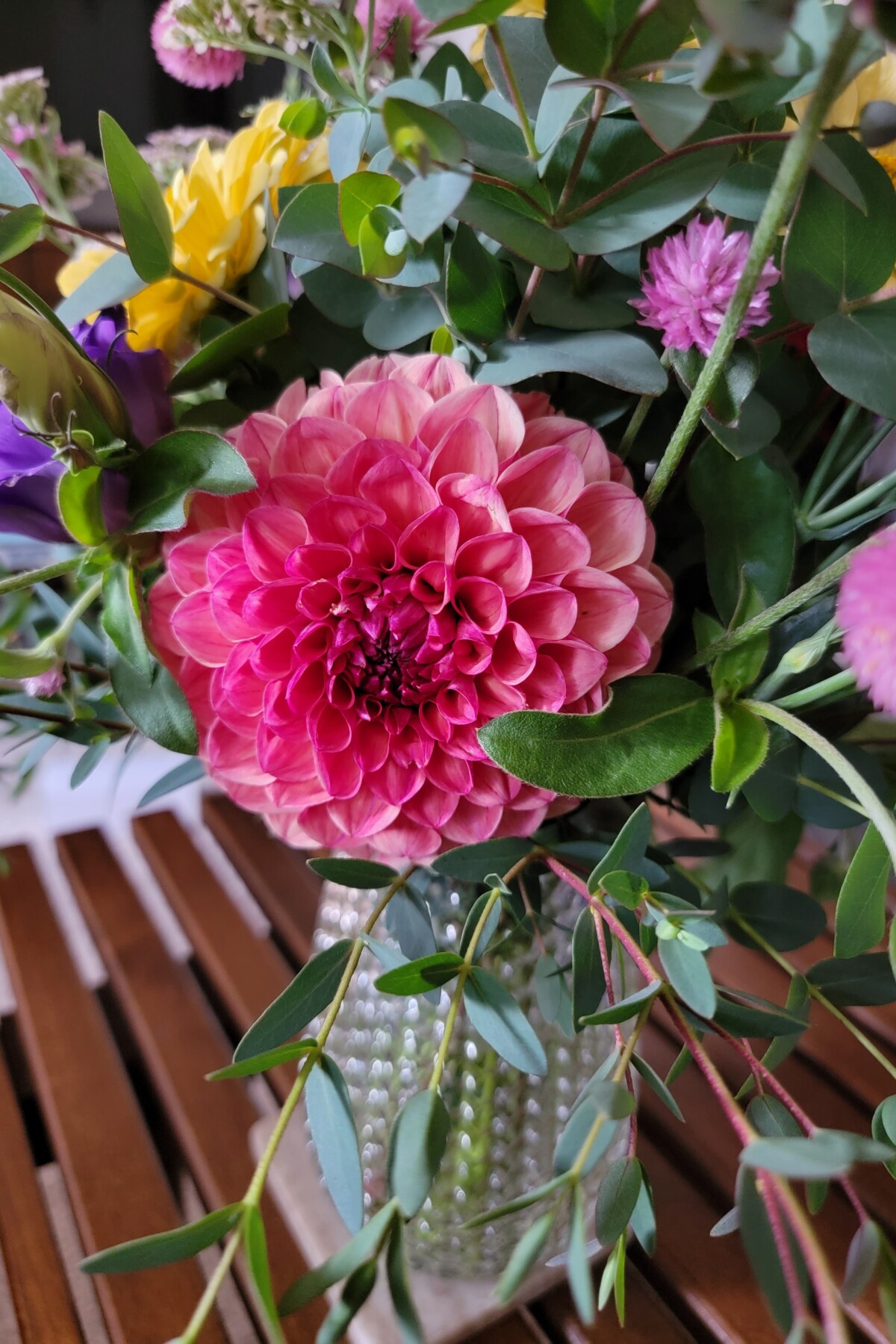 Ροζ dahlia στο βάζο